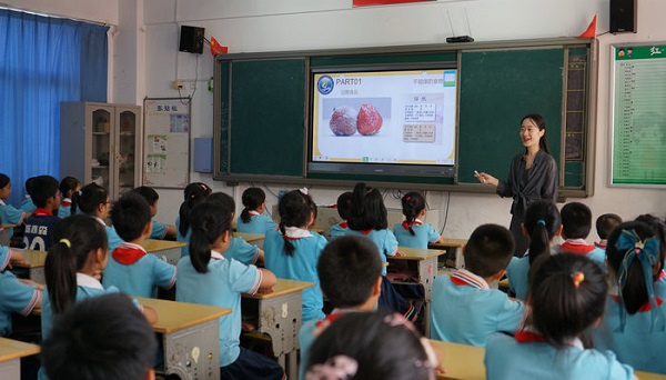 福州市仓山区市场监管局在辖区中小学开展食品安全系列主题班会